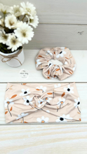 Load image into Gallery viewer, Beige Daisies Front Knot Headband