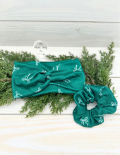 Load image into Gallery viewer, Ribbed Emerald Green Bows Front Knot Headband