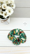 Load image into Gallery viewer, Green Daisy Botanical Scrunchie
