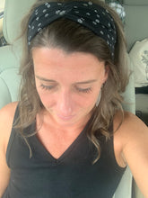 Load image into Gallery viewer, Black Daisy Front Knot Headband

