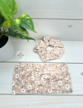 Load image into Gallery viewer, Ribbed Beige Daisies Front Knot Headband
