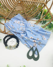 Load image into Gallery viewer, Sky Blue Daisies Front Knot Headband
