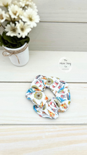 Load image into Gallery viewer, Gilmore Girls Daisies Scrunchie
