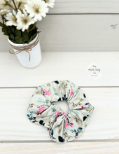 Load image into Gallery viewer, Eucalyptus Botanical Scrunchie

