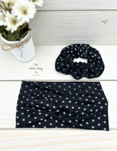 Load image into Gallery viewer, Black Daisies Front Knot Headband
