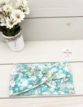 Load image into Gallery viewer, Daisies on Teal Front Knot Headband
