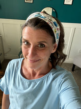Load image into Gallery viewer, Gilmore Girls Daisies Front Knot Headband
