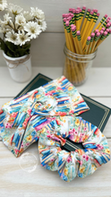 Load image into Gallery viewer, Floral Book Stacks Front Knot Headband
