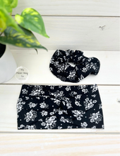 Load image into Gallery viewer, Ribbed Black and White Stencil Daisies Scrunchie
