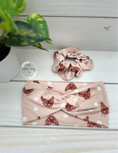 Load image into Gallery viewer, Chicken Daisies Scrunchie

