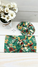 Load image into Gallery viewer, Green Daisy Botanical Scrunchie
