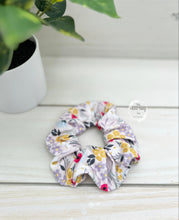 Load image into Gallery viewer, Spring Blossoms Scrunchie
