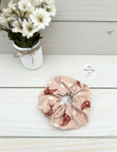 Load image into Gallery viewer, Chicken Daisies Scrunchie
