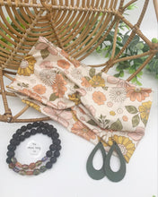 Load image into Gallery viewer, Retro Daisies Front Knot Headband
