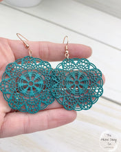 Load image into Gallery viewer, Emerald Doilies Earrings
