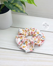 Load image into Gallery viewer, Ribbed Wildflowers Scrunchie
