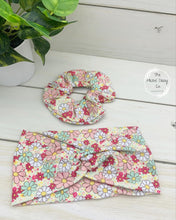 Load image into Gallery viewer, 70s Pink Daisies Front Knot Headband
